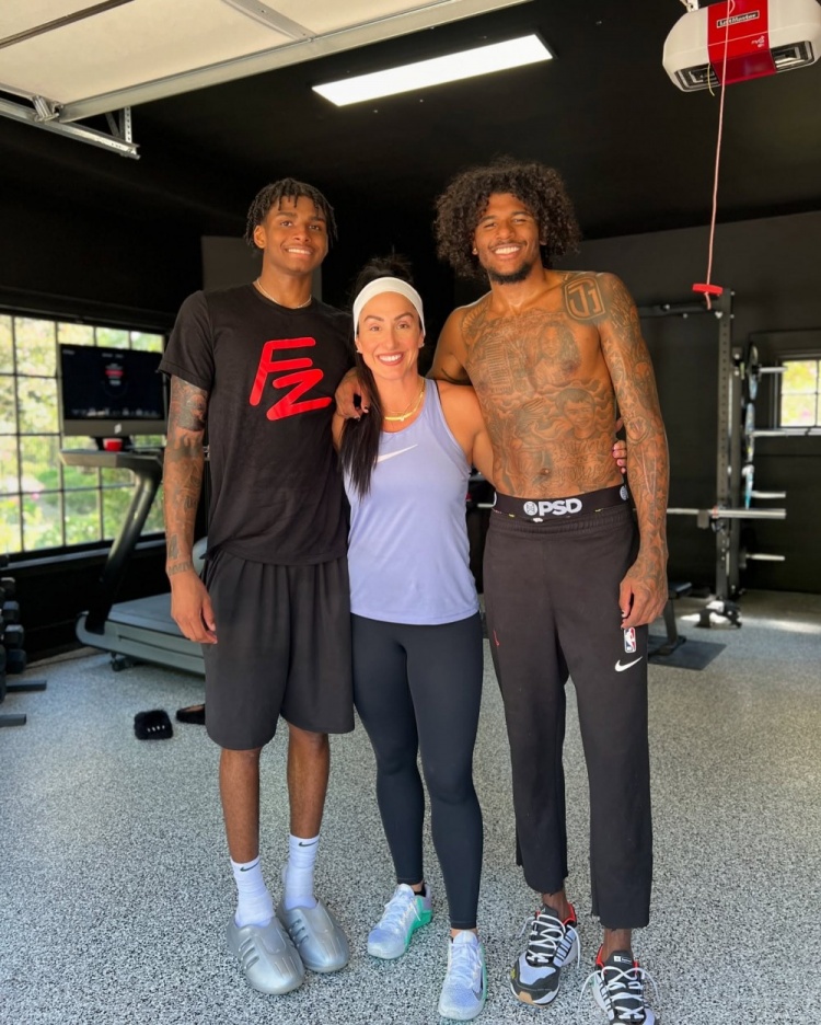 开云-杰伦-格林挑战高难度力量训练 健身教练分享单腿提举杠铃核心展示