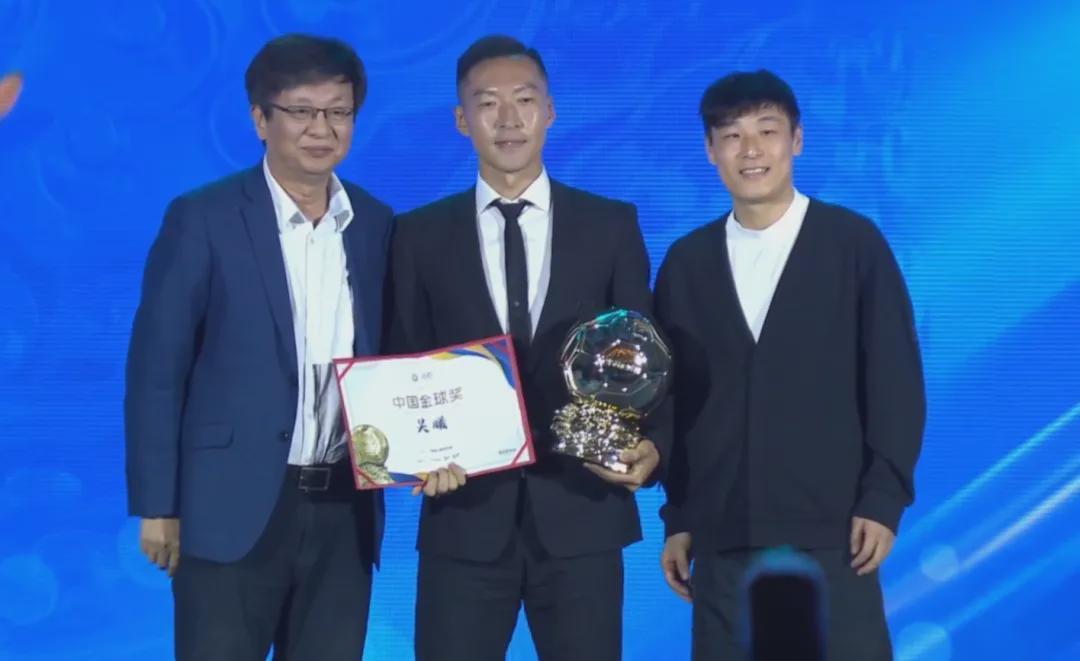 开云在线观看-吴曦获2025中国金球奖！韦世豪发动态：全黑背景+哭笑+偷感bgm